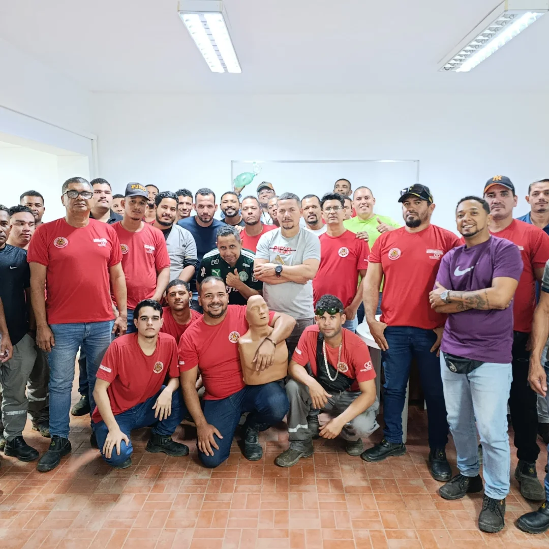 Trabalhadores reunidos em atividade de saúde e segurança